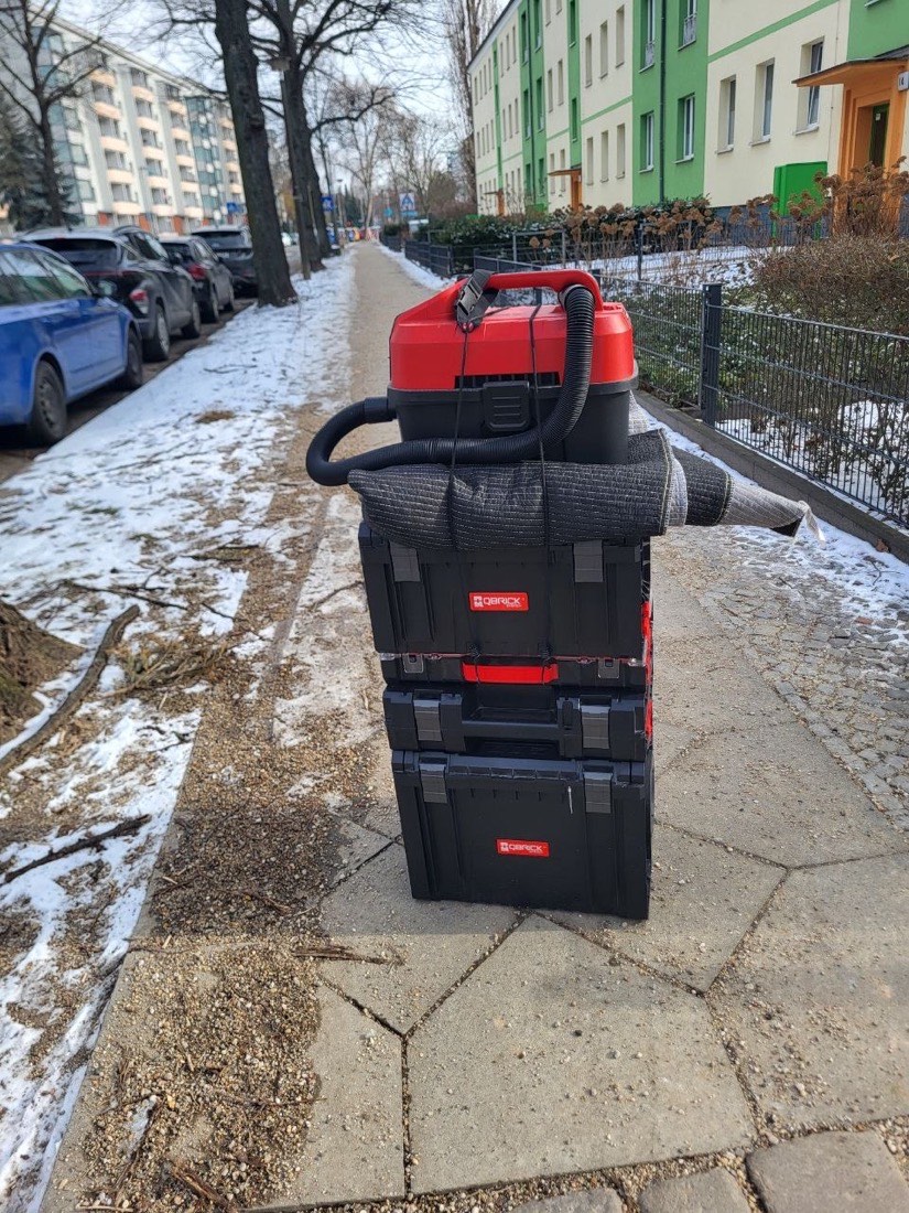 Mobiler Hausmeistereinsatz mit Werkzeugkoffern auf einer Straße in Berlin