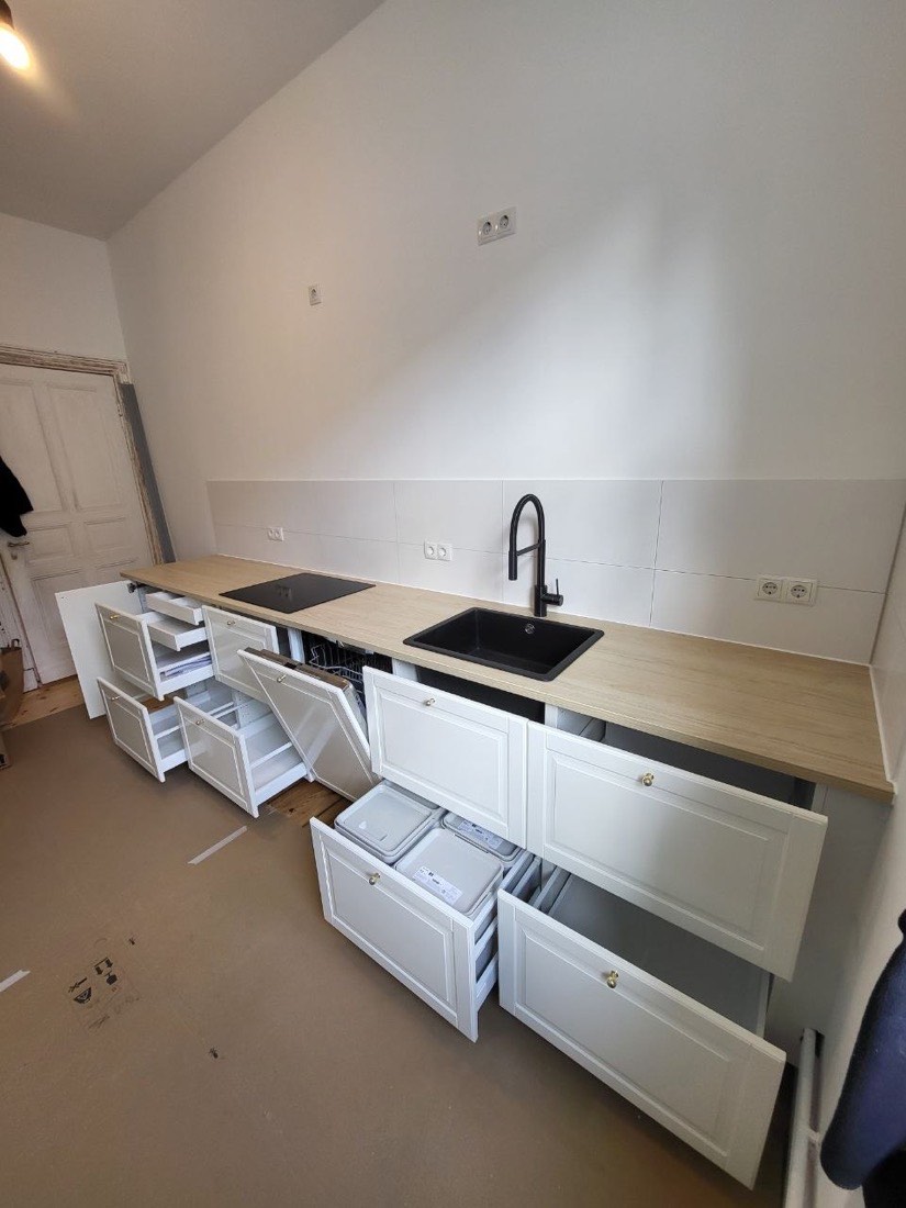 Küche mit Massivholz-Arbeitsplatte