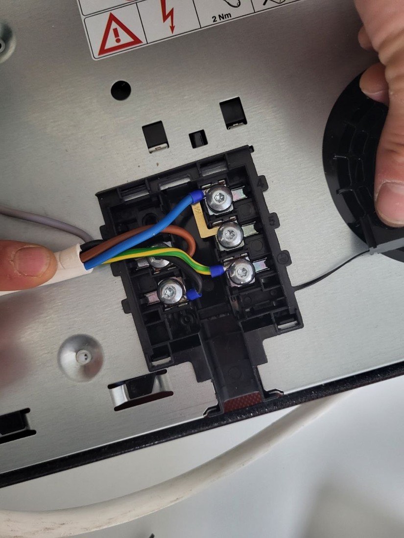 Fachgerechter elektrischer Anschluss eines Kochfelds