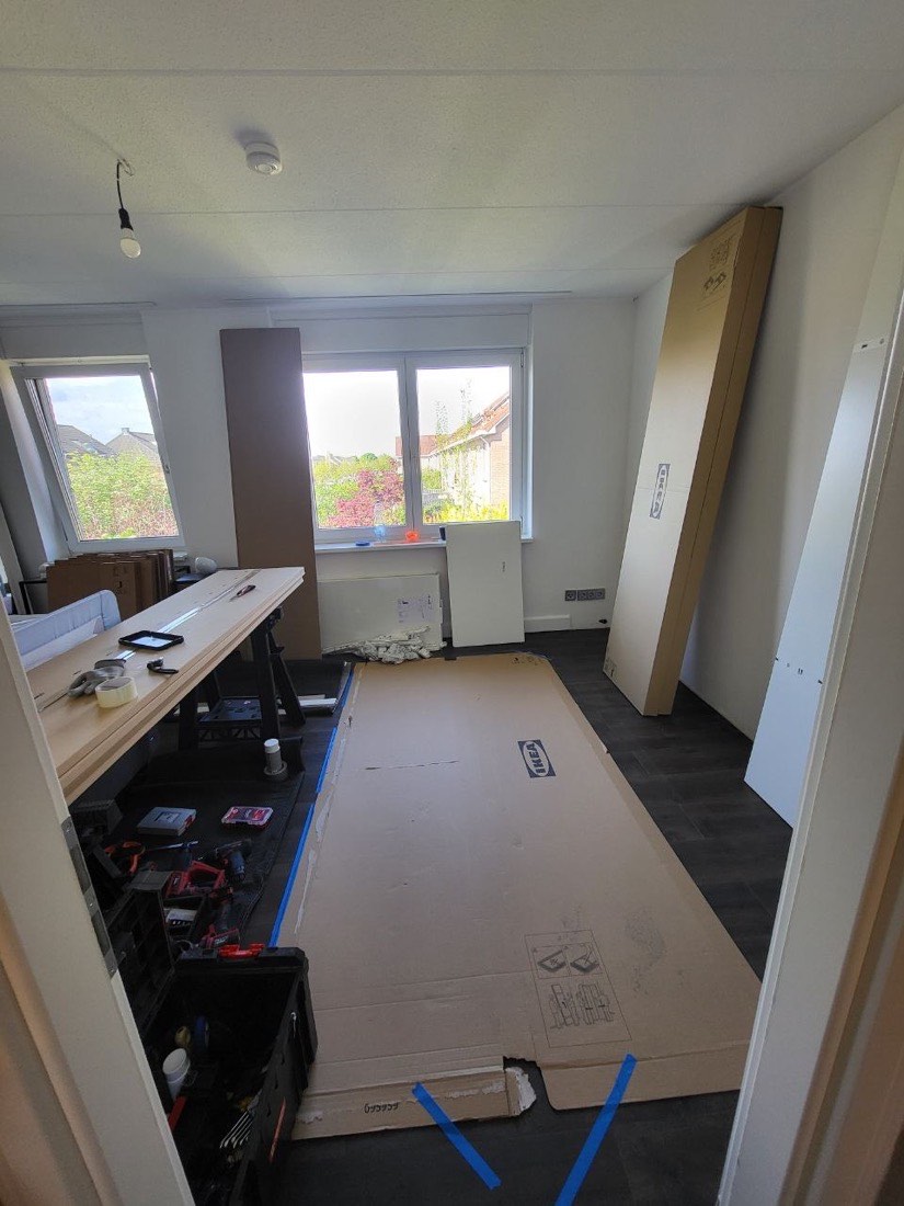 IKEA Möbelaufbau vor Ort mit Werkzeug, Berlin-Charlottenburg